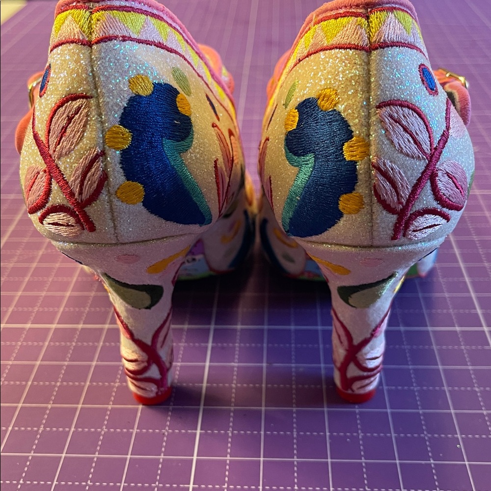 NWOB Irregular Choice Size 39 white glitter embroidered heels. - Picture 4 of 5